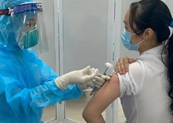 có nên tắm sau khi tiêm phòng