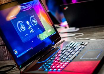 Laptop gaming tầm trung đáng mua nhất cuối năm 2021