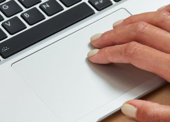 cách bật chuột cảm ứng trên laptop