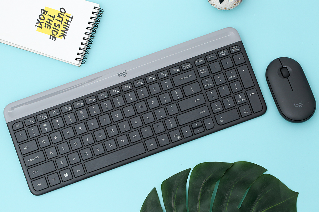 Với kích thước chỉ khoảng 28,5 cm x 12,5 cm, bộ phím chuột Logitech MK470 Slim có thể dễ dàng được cất giữ trong túi xách hay balo của bạn.